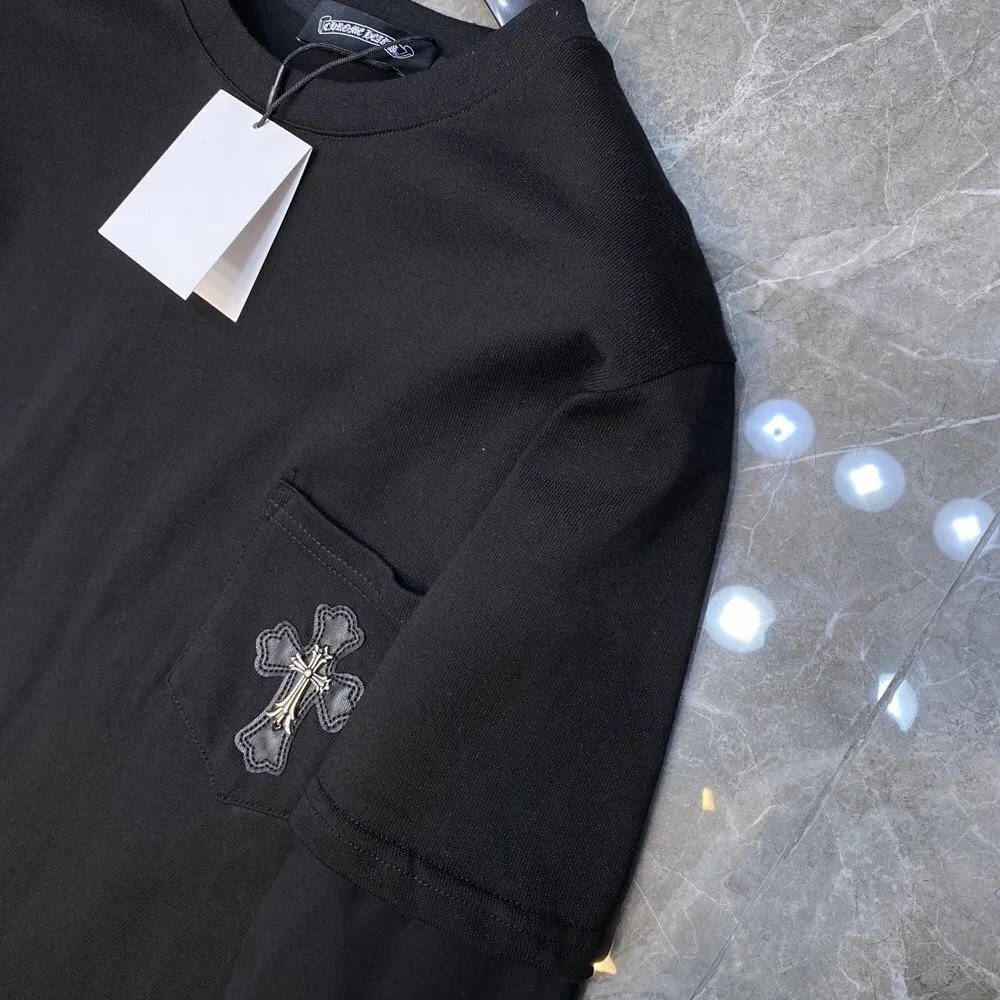 P220 Chrome Hearts long T series, synchronized with counters, two pieces of long-sleeved T-shirts with cross-stitched leather and fake leather on the arms. Same style as celebrities❤Specially customized version of 1:1 high weight fabric. Recommended color: black. Size: S, M, L, XL